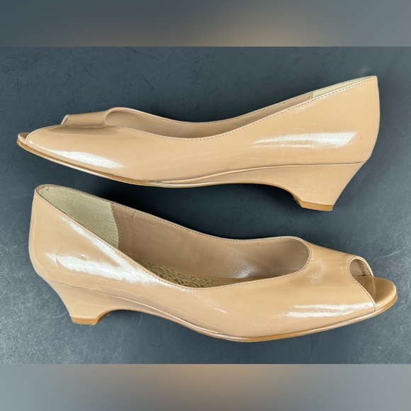 Impo Women’s Tan Patent Leather Peep Toe Heels. 1 1/4" Heel. Size- 8.5 - Picture 1 of 6